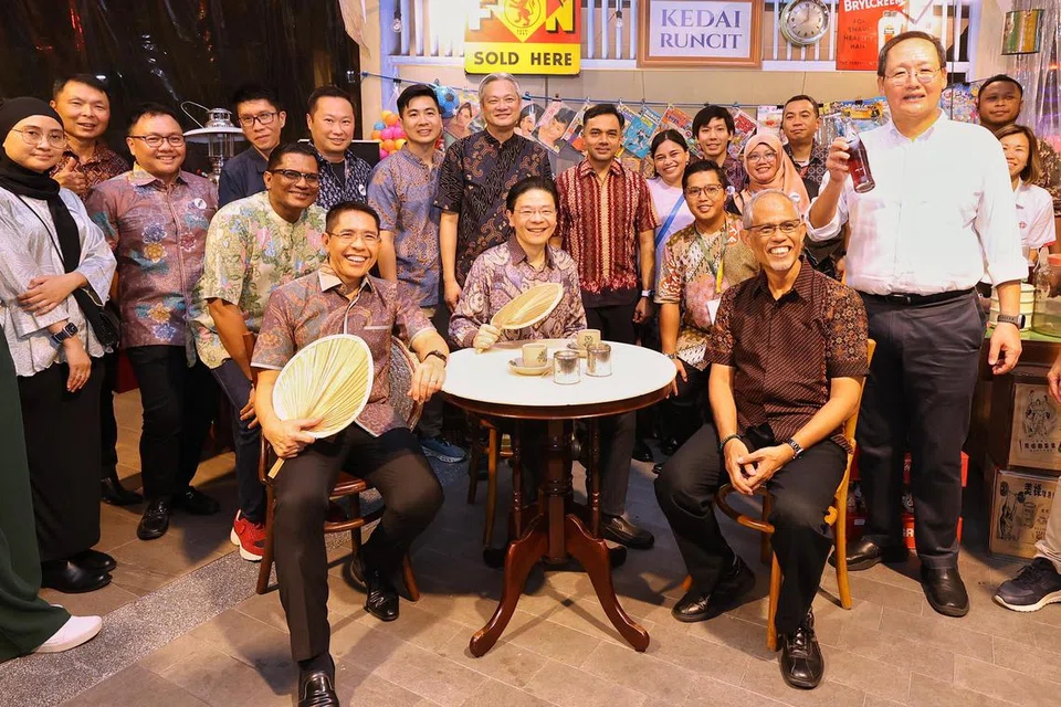 RAI BUDAYA MELAYU: Perdana Menteri, Encik Lawrence Wong (duduk, tengah) bergambar bersama Menteri Bertanggungjawab bagi Ehwal Masyarakat Islam, Encik Masagos Zulkifli Masagos Mohamad (duduk, kanan); Menteri di Pejabat Perdana Menteri merangkap Menteri Kedua (Pendidikan dan Ehwal Luar), Dr Mohamad Maliki Osman (duduk, kiri);  dan Menteri Tenaga Manusia, Dr Tan See Leng (paling kanan), ketika di Pesta Jalur 2024, satu pameran untuk kebudayaan Melayu, sempena pelancaran ‘Gerbang Ikonik’ pada 7 September.