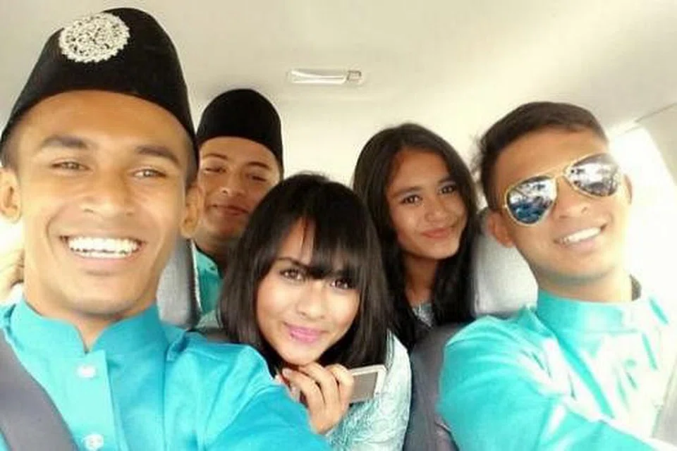 CERIA ZIARAH-MENZIARAHI: Pemain bek LionsXII, Shakir Hamzah (kiri) serta anggota keluarga begitu ceria semasa ziarah-menziarahi. - Foto SHAKIR HAMZAH