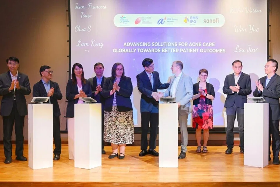 Majlis menandatangani memorandum persefahaman mengenai memajukan penyelidikan rawatan jerawat ditandatangani di Pusat Kulit Nasional pada 22 November.