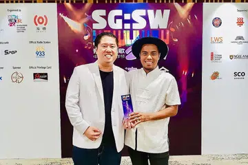 SATUKAN ILHAM: Penggubah lagu dan penyanyi tempatan, Jamiel Said (kanan), bekerjasama dengan penulis lirik Mandarin, Lim Wei Bin, bagi menghasilkan lagu Melayu-Cina, 'Ku Mahu-Zaihu', yang memenangi Anugerah Pusat Kebudayaan Cina Singapura (SCCC) Xchange dalam pertandingan mengarang lagu Mandarin. - Foto ihsan JAMIEL SAID