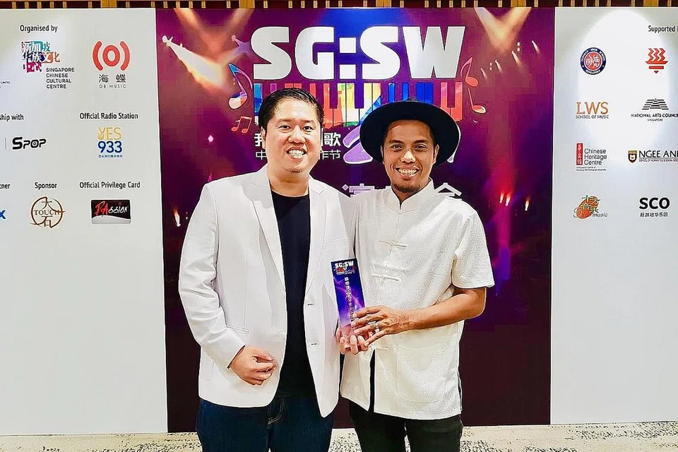 SATUKAN ILHAM: Penggubah lagu dan penyanyi tempatan, Jamiel Said (kanan), bekerjasama dengan penulis lirik Mandarin, Lim Wei Bin, bagi menghasilkan lagu Melayu-Cina, 'Ku Mahu-Zaihu', yang memenangi Anugerah Pusat Kebudayaan Cina Singapura (SCCC) Xchange dalam pertandingan mengarang lagu Mandarin. - Foto ihsan JAMIEL SAID