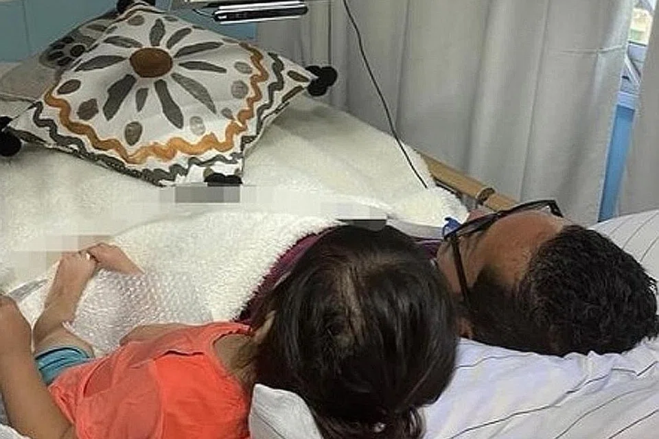 MASA REHAT: Riz ditemani anak saudara menonton siaran televisyen dengan peranti Tobii memberi kemudahan untuk pengguna 'menekan' butang atau menukar saluran yang mahu ditonton. - Foto-Foto INSTAGRAM.COM/RIZSUNAWAN 