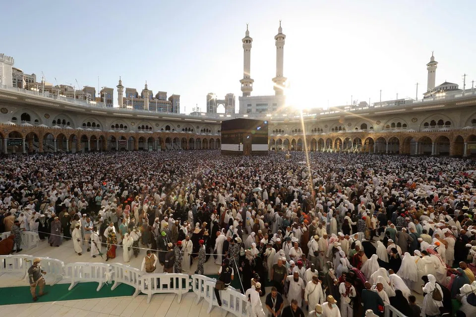 Umat Islam mengunjungi Masjidil Haram di kota suci Makkah, Arab Saudi pada 8 Jun 2025, sempena penutup ibadah Haji tahunan. 