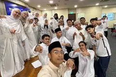 Cik Amirah Adawiyah Mohammad Fauzy (tiga dari kiri) bersama belia Masjid Al-Mawaddah di Sengkang pada Mac 2025.