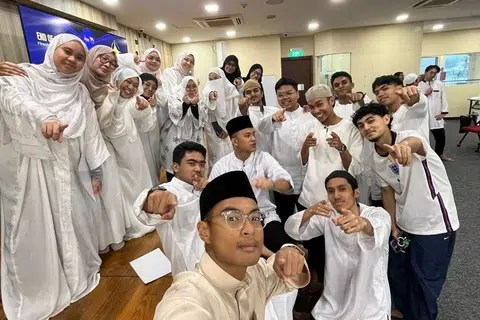 Cik Amirah Adawiyah Mohammad Fauzy (tiga dari kiri) bersama belia Masjid Al-Mawaddah di Sengkang pada Mac 2025.