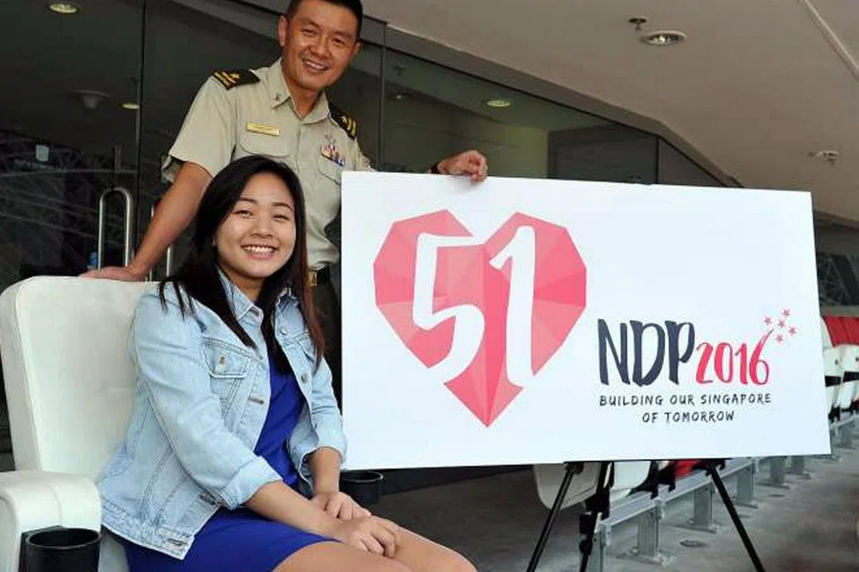 LOGO NDP 2016: Pengerusi jawatankuasa eksekutif NDP, Brigadier-Jeneral Kenneth Liow (berdiri), dan pencipta logo NDP tahun ini, Cik Chelsea Lim, bergambar dengan logo NDP tahun ini. 