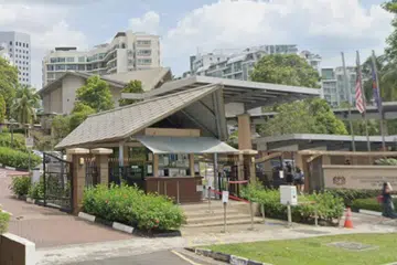 Nombor giliran untuk perkhidmatan konsular dikeluarkan di pondok pengawal Suruhanjaya Tinggi Malaysia dan tertakluk kepada ketersediaan.