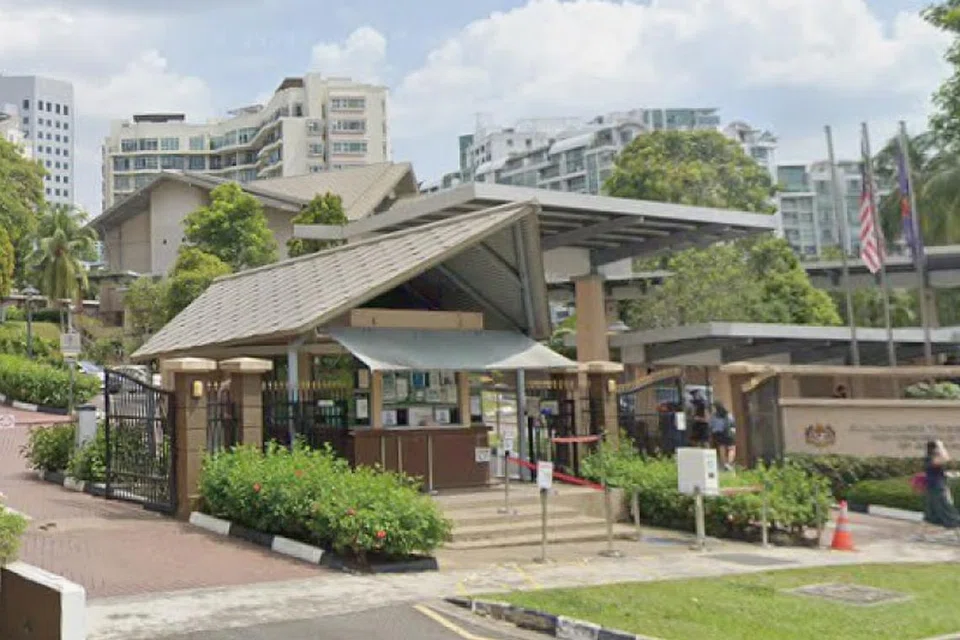 Nombor giliran untuk perkhidmatan konsular dikeluarkan di pondok pengawal Suruhanjaya Tinggi Malaysia dan tertakluk kepada ketersediaan.