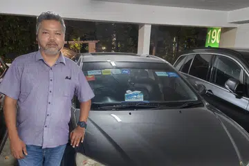 HARGA TAK MEMADAI TIDAK JADI MASALAH: Encik Isham Salim berkata  beliau akan tetap menerima tempahan bagi perjalanan jauh walaupun harga tak memadai kerana beliau pun pernah bekerja dulu dan  tahu ada orang yang sudah lambat dan benar-benar perlukan kereta.