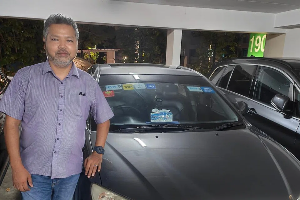 HARGA TAK MEMADAI TIDAK JADI MASALAH: Encik Isham Salim berkata  beliau akan tetap menerima tempahan bagi perjalanan jauh walaupun harga tak memadai kerana beliau pun pernah bekerja dulu dan  tahu ada orang yang sudah lambat dan benar-benar perlukan kereta.