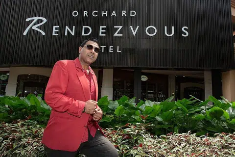 BUKA CAWANGAN BARU: Encik Syah Ibrahim membuka Orange Ballroom@Orchard yang terletak di Hotel Orchard Rendezvous bagi menampung permintaan yang semakin meningkat bagi tempahan majlis walimah. Tempahan majlis walimah di dewan majlis Orange Ballroom di Tanjong Katong Complex sudah penuh pada tahun ini dan hampir penuh pada tahun depan. - Foto BH oleh ZALEHA ABDUL KADER