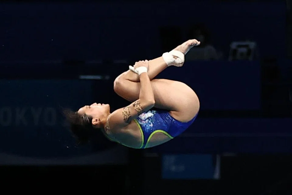 TIDAK KE SEPARUH AKHIR: Lim ketika beraksi dalam pusingan saringan platform 10 meter terjun wanita di Pusat Akuatik Tokyo petang semalam. - Foto REUTERS