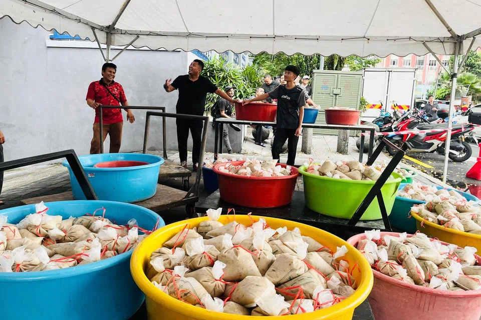 Petugas Masjid Jamek Kampung Baru, Kuala Lumpur, sedang bersedia untuk mengedarkan bubur lambuk tradisi secara percuma kepada orang ramai sepanjang Ramadan. 