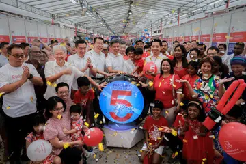 Anggota Parlimen GRC Tanjong Pagar dan SMC Radin Mas (berbaju putih, dari kanan) Encik Alvin Tan, Cik Joan Pereira, Encik Chan Chun Sing, Encik Melvin Yong dan Encik Eric Chua, berada di Pasar Redhill pada 2 Februari bagi pelancaran Pelan Lima Tahun Bandar Tanjong Pagar.