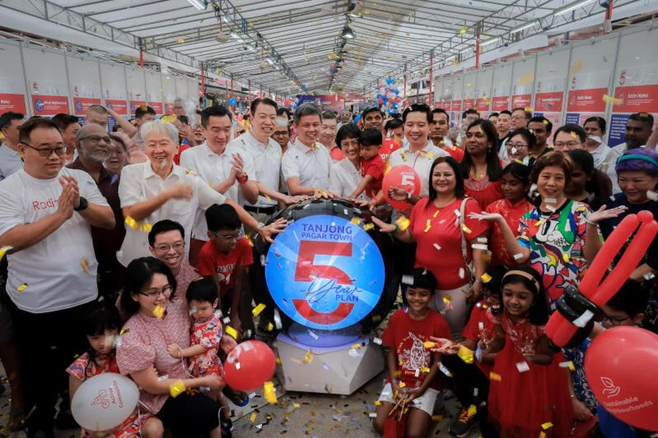 Anggota Parlimen GRC Tanjong Pagar dan SMC Radin Mas (berbaju putih, dari kanan) Encik Alvin Tan, Cik Joan Pereira, Encik Chan Chun Sing, Encik Melvin Yong dan Encik Eric Chua, berada di Pasar Redhill pada 2 Februari bagi pelancaran Pelan Lima Tahun Bandar Tanjong Pagar.