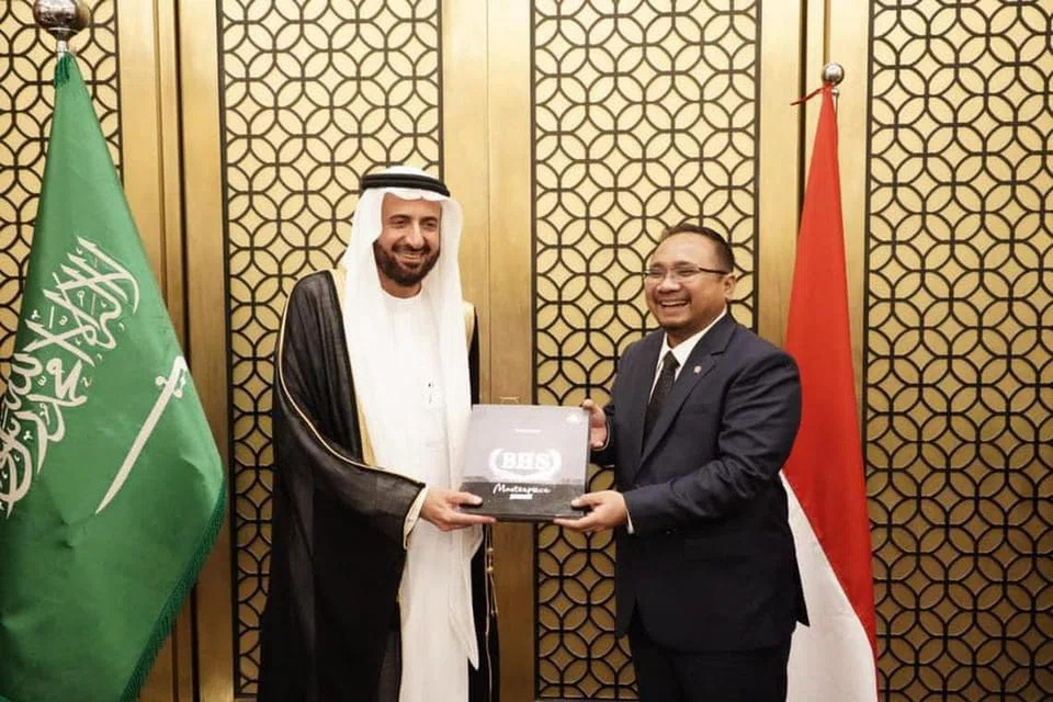 Menteri Haji dan Umrah Arab Saudi, Dr Tawfiq Al-Rabiah menyampaikan kad haji, Nusuk kepada Menteri Ehwal Agama Indonesia, Encik Yaqut Cholil Qoumas di Jakarta pada 30 April 2024.