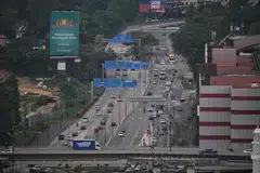 Kedua-dua mangsa, yang dalam perjalanan dari Johor Bahru ke Kuala Lumpur, disahkan meninggal dunia di tempat kejadian.
