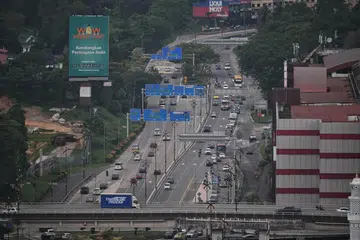 Kedua-dua mangsa, yang dalam perjalanan dari Johor Bahru ke Kuala Lumpur, disahkan meninggal dunia di tempat kejadian.