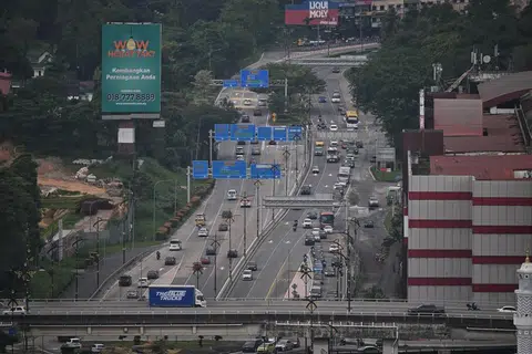 Kedua-dua mangsa, yang dalam perjalanan dari Johor Bahru ke Kuala Lumpur, disahkan meninggal dunia di tempat kejadian.