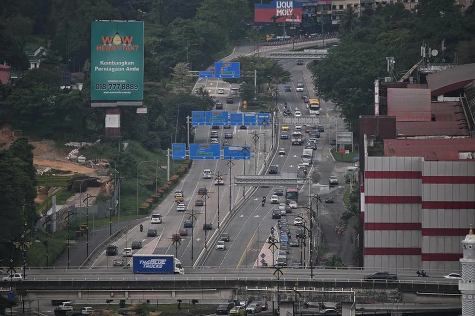 Kedua-dua mangsa, yang dalam perjalanan dari Johor Bahru ke Kuala Lumpur, disahkan meninggal dunia di tempat kejadian.