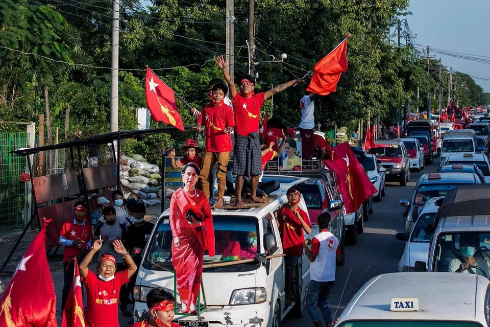 RAI KEMENANGAN: Penyokong NLD meraikan kemenangan besar parti itu dalam pilihan raya umum lalu. - Foto AFP