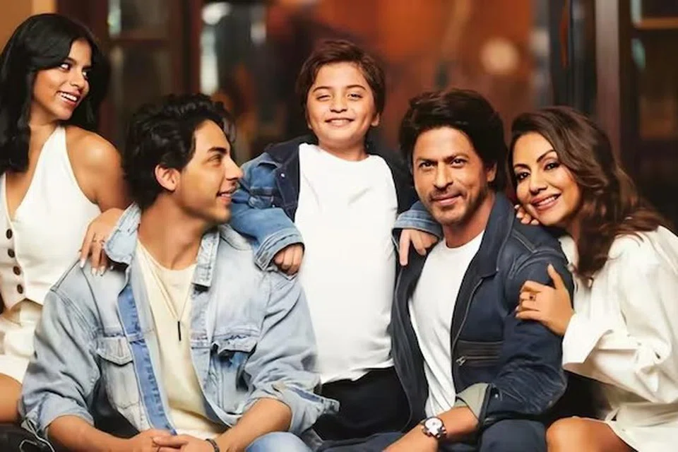 BEBAS BUAT PILIHAN: Shah Rukh Khan (dua dari kanan) dan isterinya, Gauri Khan (kanan) tidak memaksa anak-anaknya menyertai dunia filem tetapi bangga Suhana (kiri) dan Aryan (dua dari kiri) senangi kerjaya filem kerana minat. Bersama mereka ialah anak bongsu Shah Rukh, AbRam.