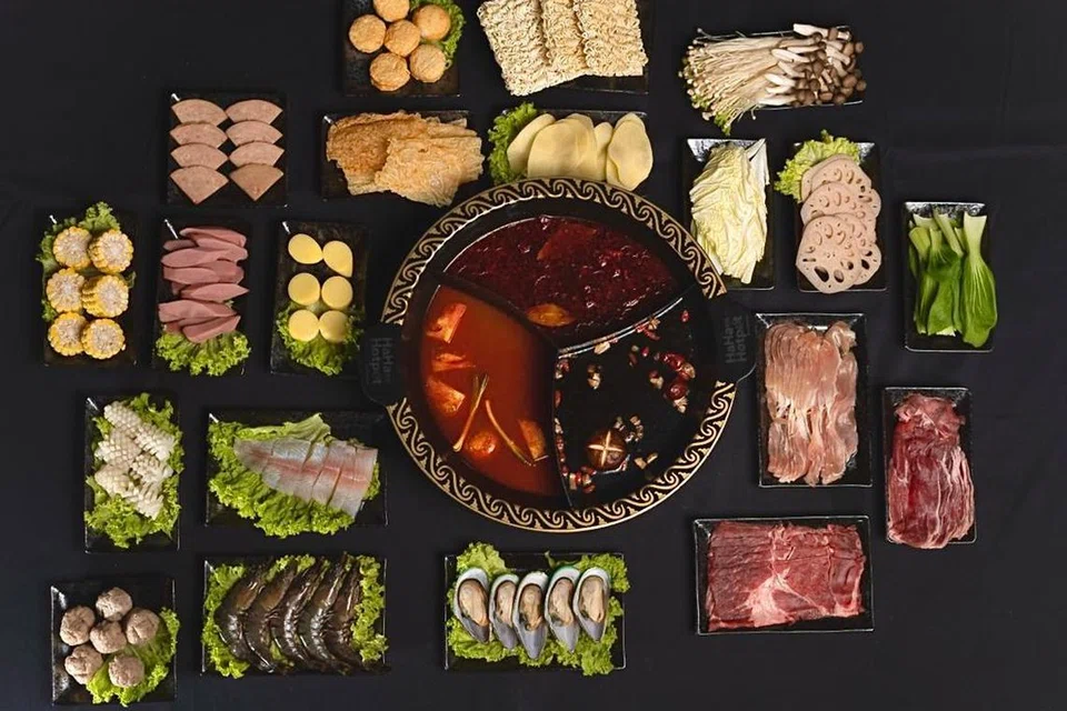 Set HaHa Hotpot untuk lapan orang menjamu selera menawarkan 13 pilihan jenis daging; sembilan jenis makanan laut; 10 jenis sayur; lapan mi; sos untuk lapan orang; dan tiga jenis sup, pada harga $199.90.