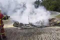 Anggota Jabatan Bomba dan Penyelamat Malaysia memadam kesan kebakaran helikopter pengangkut yang terhempas di Jalan Lama Kuala Lumpur-Bentong di Pahang, pada 6 Februari. 