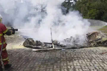 Anggota Jabatan Bomba dan Penyelamat Malaysia memadam kesan kebakaran helikopter pengangkut yang terhempas di Jalan Lama Kuala Lumpur-Bentong di Pahang, pada 6 Februari. 