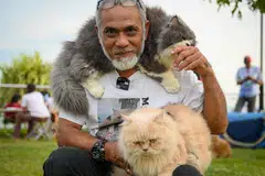 ‘CAT WHISPERER’:  Encik Khairizal Mohd Said menghimpunkan pemilik kucing di pantai East Coast setiap Sabtu. Beliau bergambar bersama dua ‘teman baiknya’ - Bumblebee dan Jerry (di bahunya). 