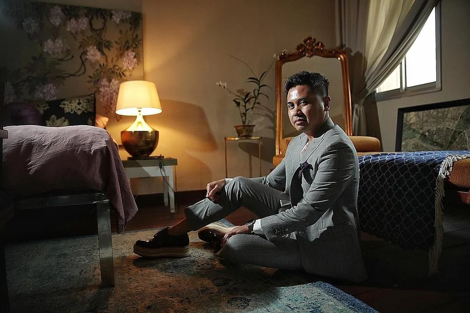 MANFAATKAN MASA, WALAU 'MERANA': Walaupun terpaksa kekal di Singapura buat sementara waktu, Encik Heikal memanfaatkan masanya untuk mengembangkan perniagaannya di Singapura. - Foto BM oleh GIN TAY