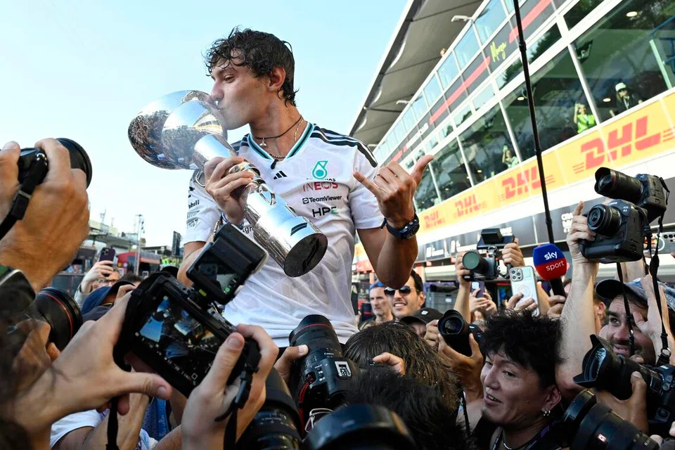 Pemandu Mercedes, Kimi Antonelli, meraikan kemenangan Grand Prix Formula Satu Italy di Monza bersama pasukannya pada 6 September.