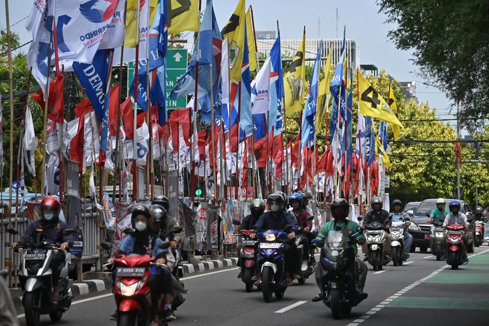 Bendera parti dan poster calon mewarnai Jakarta sedang 205 juta pengundi bakal memilih tiga calon Presiden Indonesia pada 14 Februari.