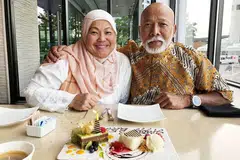 PERGINYA JAGUH SUKAN NEGARA: Allahyarham Arshad Khamis bersama isterinya Cik Jamilah Khamis, sempat bergambar sekitar bulan lalu sempena sambutan ulang tahunnya. - Foto ihsan KELUARGA ALLAHYARHAM ARSHAD KHAMIS