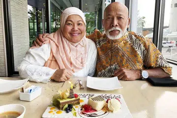 PERGINYA JAGUH SUKAN NEGARA: Allahyarham Arshad Khamis bersama isterinya Cik Jamilah Khamis, sempat bergambar sekitar bulan lalu sempena sambutan ulang tahunnya. - Foto ihsan KELUARGA ALLAHYARHAM ARSHAD KHAMIS