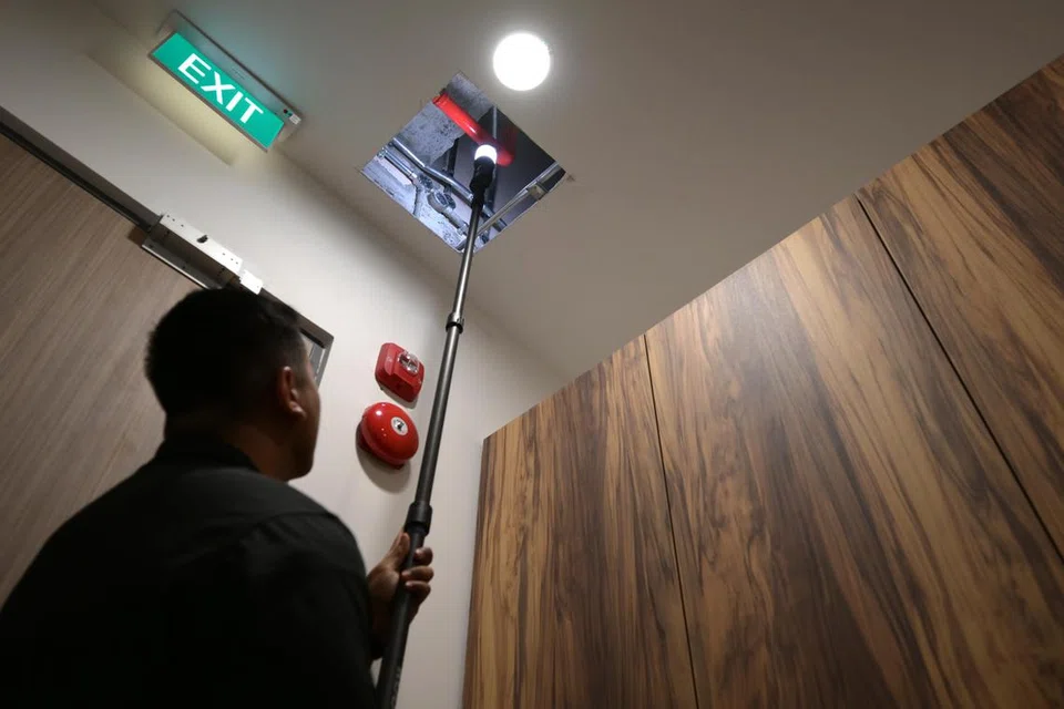 Seorang pegawai menggunakan batang ‘Q-stick’ yang menggunakan kamera definisi tinggi yang boleh berpusing 360 darjah. Alat itu membolehkan pengendali jalankan operasi mencari dengan selamat dan lebih cekap di kawasan yang susah dicapai seperti di atas almari tinggi. 