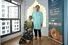 Cik Rasima Yunos (kiri) bakal menyambut Aidilfitri pertama bersama kededua anak lelakinya, Encik Muszafarsyah Jumangin (kanan) dan Encik Ridzwansah Jumangin (tiada dalam gambar), di rumahnya yang baru diubah suai. 