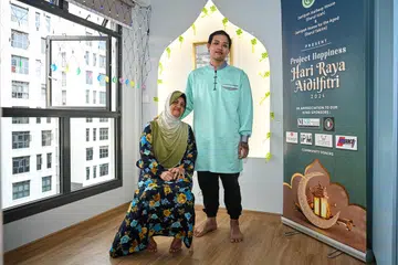 Cik Rasima Yunos (kiri) bakal menyambut Aidilfitri pertama bersama kededua anak lelakinya, Encik Muszafarsyah Jumangin (kanan) dan Encik Ridzwansah Jumangin (tiada dalam gambar), di rumahnya yang baru diubah suai. 