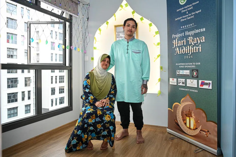 Cik Rasima Yunos (kiri) bakal menyambut Aidilfitri pertama bersama kededua anak lelakinya, Encik Muszafarsyah Jumangin (kanan) dan Encik Ridzwansah Jumangin (tiada dalam gambar), di rumahnya yang baru diubah suai. 