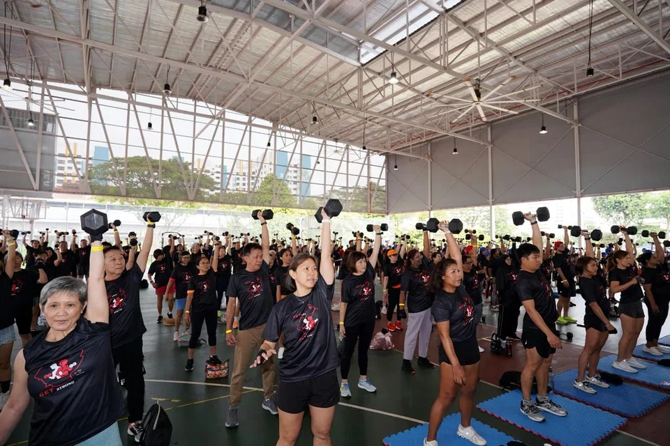 Seramai 495 penduduk Nee Soon dari semua peringkat umur berkumpul di Fiesta Kecergasan Nee Soon pada 7 Disember dan berjaya mencatat rekod bagi jumlah peserta terbanyak yang melakukan senaman clean and jerk dalam Buku Rekod Singapura. Fiesta anjuran Pertubuhan Akar Umbi GRC Nee Soon dan Persatuan Penduduk (PA), bertujuan menggalakkan kesihatan komuniti yang lebih baik melalui aktiviti kecergasan dan kesejahteraan, serta mempromosikan gaya hidup lebih sihat dan semangat kekitaan yang lebih kukuh. 