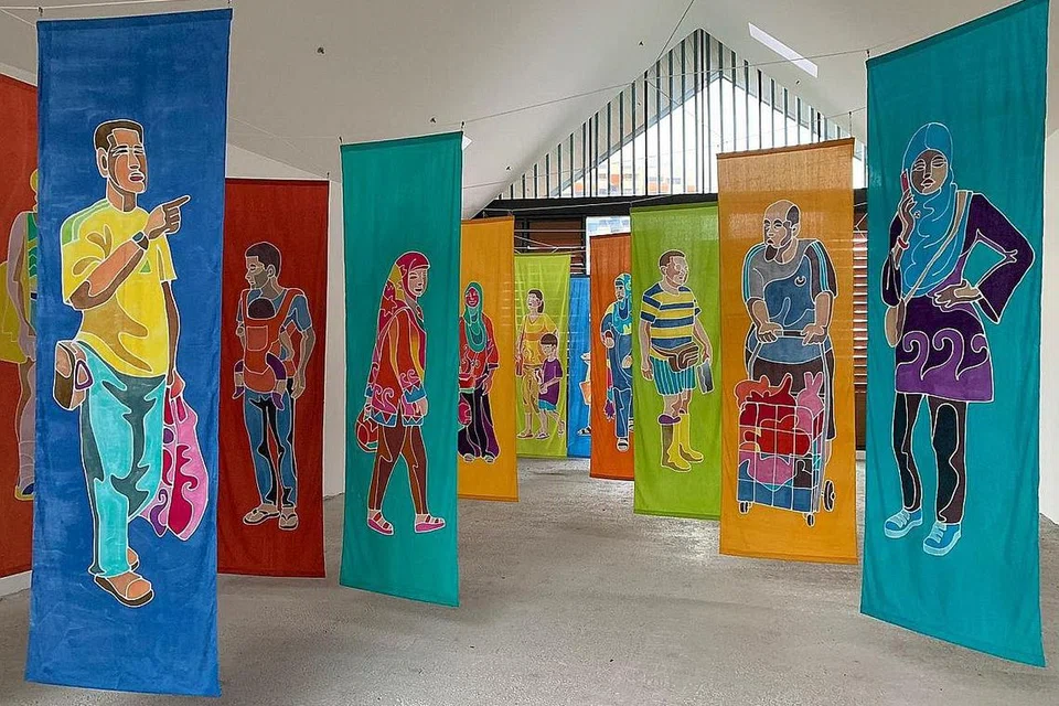 ISI RUANG DI WISMA GEYLANG SERAI: Seni pemasangan lukisan batik berjudul Orang-Orang hasil kerja tangan Encik Kamal Dollah mengisi ruang Wisma Geylang Serai pada Ramadan lalu. - Foto ihsan KAMAL DOLLAH