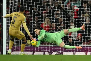 Penjaga gol Arsenal, Kepa Arrizabalaga (kanan), menyelamatkan sepakan penalti pemain pertahanan Crystal Palace, Maxence Lacroix, dalam sepakan penalti penentuan pada suku akhir Piala Carabao, Stadium Emirates, London, pada 23 Disember.