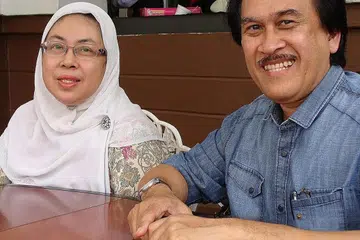 MENAGIH TUNGGAKAN BAYARAN BAK MENUNGGU BUAH TAK JATUH: Dato Mokhzani Ismail yang ditemani isterinya, Dato Tengku Shireen Tengku Suleiman, terbang dari Kuala Lumpur ke Singapura tetapi pulang hampa dengan tangan kosong kerana penganjur konsert menjunjung budi komposer Kassim Masdor yang masih belum melangsaikan baki bayaran $8,200 kepada Okestra RTM, tidak tunjuk batang hidung. - Foto SAINI SALLEH