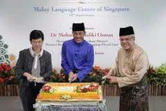 ULANG TAHUN:(Dari kiri) Timbalan Ketua Pengarah Pendidikan, Cik Chua Yen Ching, Menteri Kedua Pendidikan Dr Mohamad Maliki Osman dan Encik Mohamed Noh Daipi memotong kek bagi ulang tahun ke 10 MLCS. - Foto BH oleh GAVIN FOO