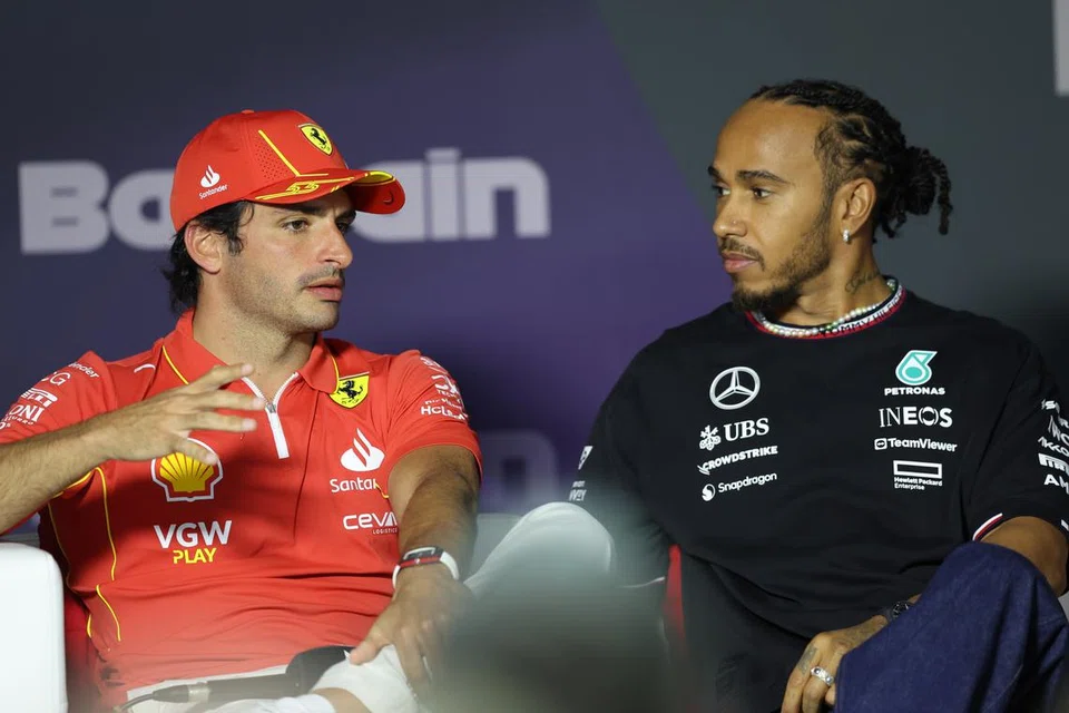 Pemandu Mercedes AMG Petronas, Lewis Hamilton (kanan), bersama pemandu Scuderia Ferrari, Carlos Sainz, dalam satu sidang media menjelang Grand Prix Bahrain.