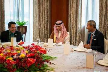 (Dari kiri) Menteri di Pejabat Perdana Menteri dan Menteri Kedua (Pendidikan merangkap Ehwal Luar), Dr Mohamad Maliki Osman bersama Menteri Ehwal Luar Arab Saudi, Putera Faisal Farhan Al Saud dan Menteri Ehwal Luar, Dr Vivian Balakrishnan semasa makan tengah hari di pejabat Kementerian Ehwal Luar (MFA) pada 15 Januari. 