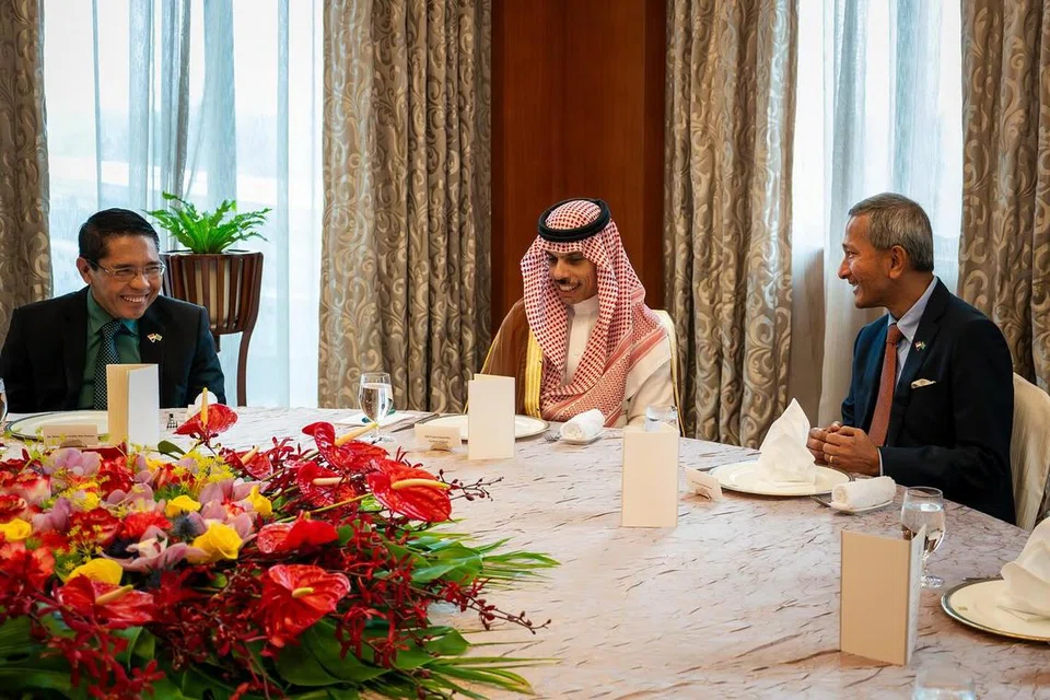 (Dari kiri) Menteri di Pejabat Perdana Menteri dan Menteri Kedua (Pendidikan merangkap Ehwal Luar), Dr Mohamad Maliki Osman bersama Menteri Ehwal Luar Arab Saudi, Putera Faisal Farhan Al Saud dan Menteri Ehwal Luar, Dr Vivian Balakrishnan semasa makan tengah hari di pejabat Kementerian Ehwal Luar (MFA) pada 15 Januari. 
