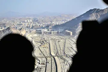 LONTAR JAMRAH: Jemaah berada di tiga jamrah untuk melontar di jamrah pada fasa terakhir haji yang melambangkan lontaran batu ke arah syaitan, pada Julai. 