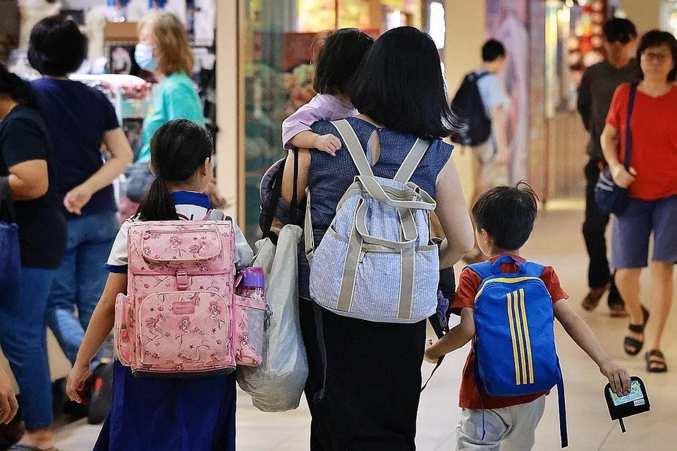SOKONGAN BAKAL DISEDIAKAN: Satu unit baru Pegawai Penguat Kuasa Nafkah akan ditubuhkan bagi memastikan bekas pasangan yang enggan membayar nafkah akan ditangani dengan lebih tegas, selepas Rang Undang-undang Perubahan terhadap Keadilan Keluarga dibentangkan untuk bacaan kali pertama di Parlimen pada Khamis. Pembayaran nafkah penting kerana kebajikan anak-anak terus menjadi tanggungjawab yang dikongsi antara ibu bapa meskipun jika pasangan tidak lagi bersama. - Foto ST