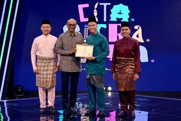 GALAK PENGGUNAAN BAHASA IBUNDA: (Dari kiri) Pengerusi MBMS, Encik Fahmi Aliman; tetamu terhormat, Presiden Tharman Shanmugaratnam; Duta Bahasa 2024, Dr Fadzil Hamzah; dan Pengerusi Jawatankuasa Bulan Bahasa, Encik Zhulkarnain Abdul Rahim, semasa Program Pelancaran Bulan Bahasa 2024 pada 7 September di Kampus Mediacorp.